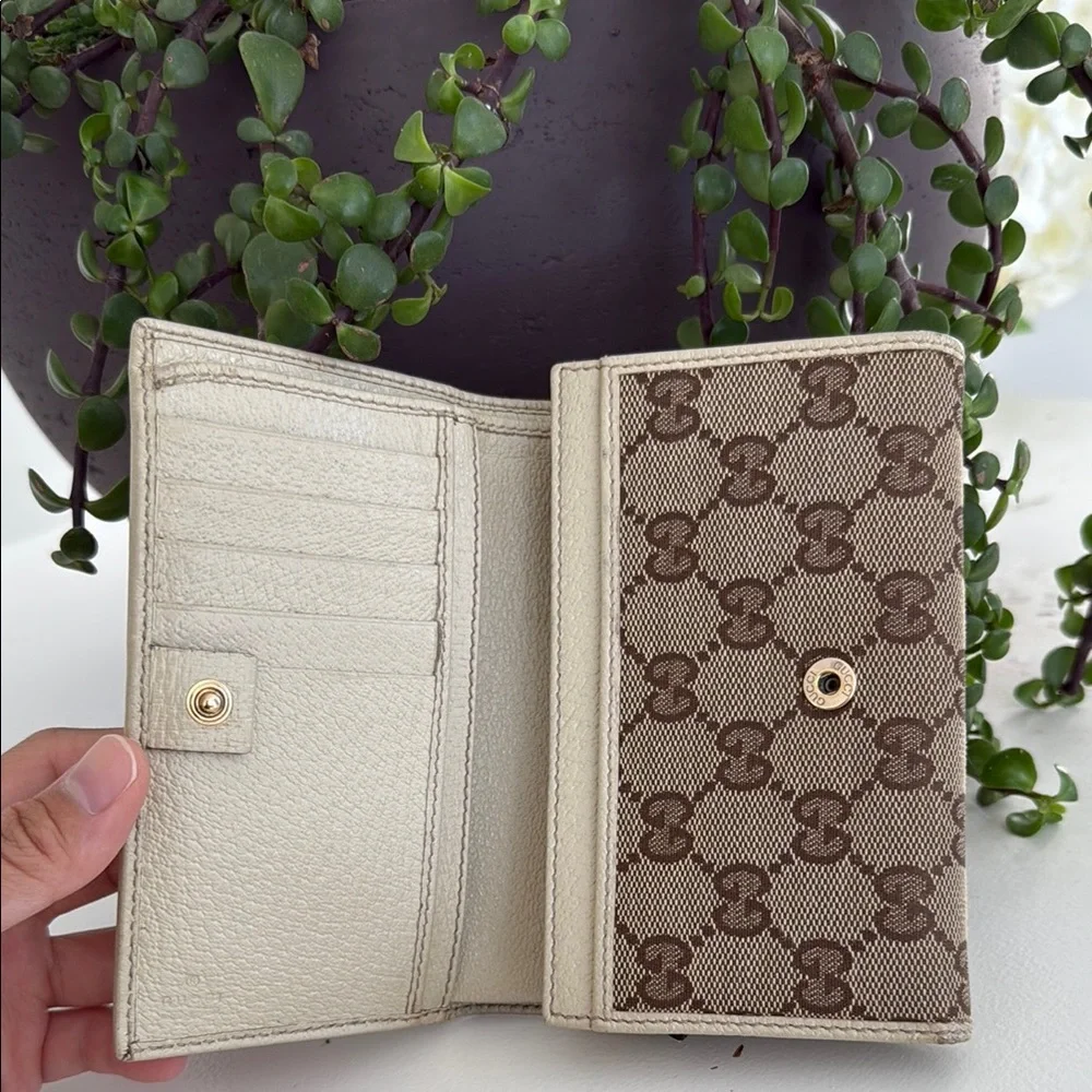 Vintage| Gucci | Beige and Brown Monogram Wallet - Picture 2 of 6